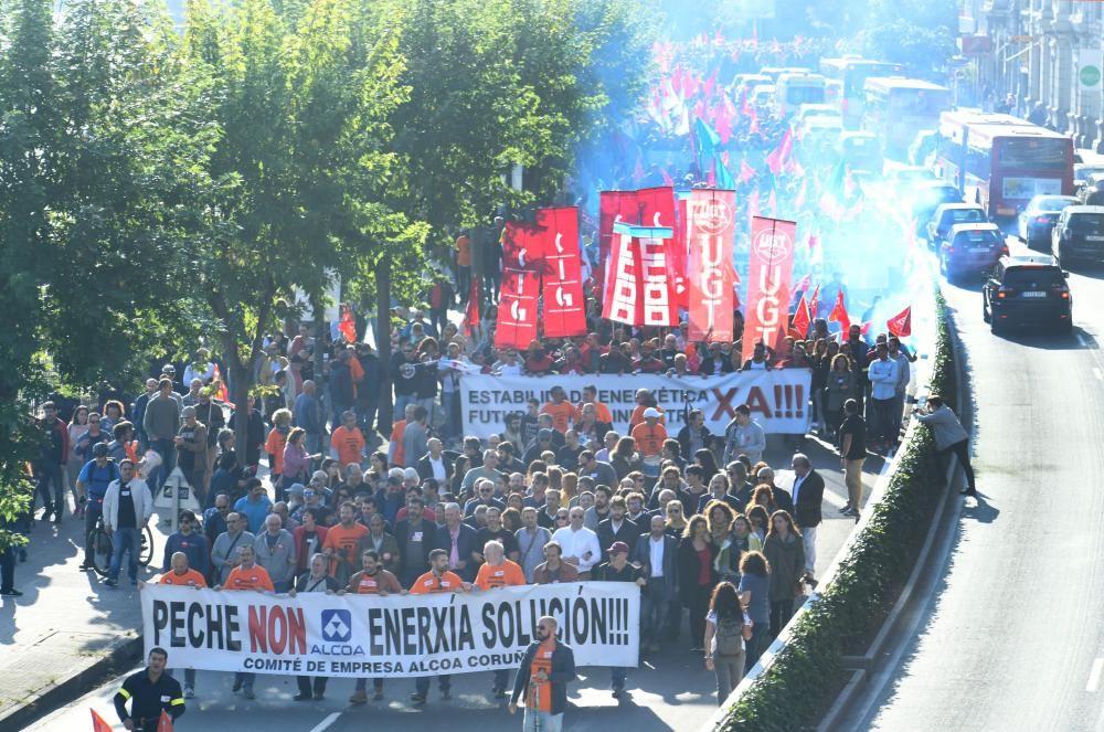 La concentración, que partió de A Palloza hacia la Delegación del Gobieno, contó entre sus asistentes con trabajadores de la planta en Avilés y miembros de la Corporación municipal.