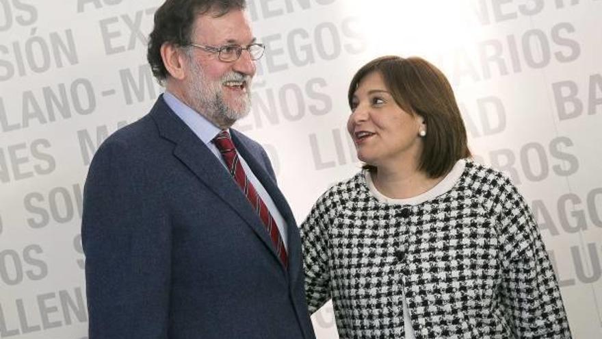 La presidenta del PPCV, Isabel Bonig, con el presidente Rajoy, ayer en Madrid.