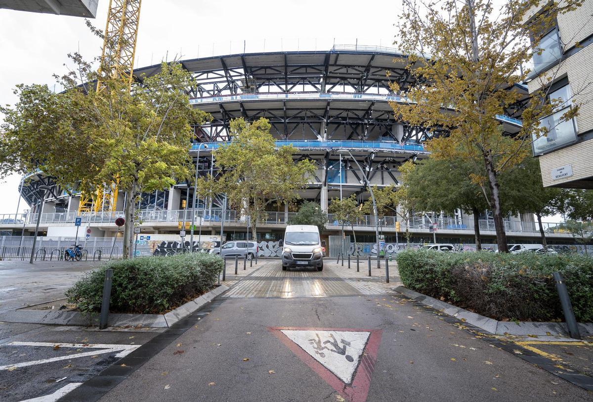El Camp Nou visto desde la calle Benavent, una donde se restringirá el tráfico en los días de partido, en Barcelona.