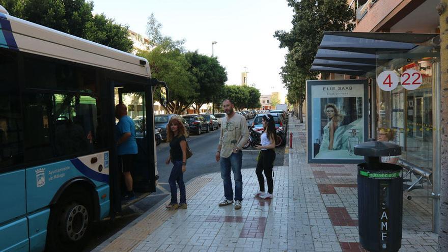 Usuarios de un autobús, en una parada.