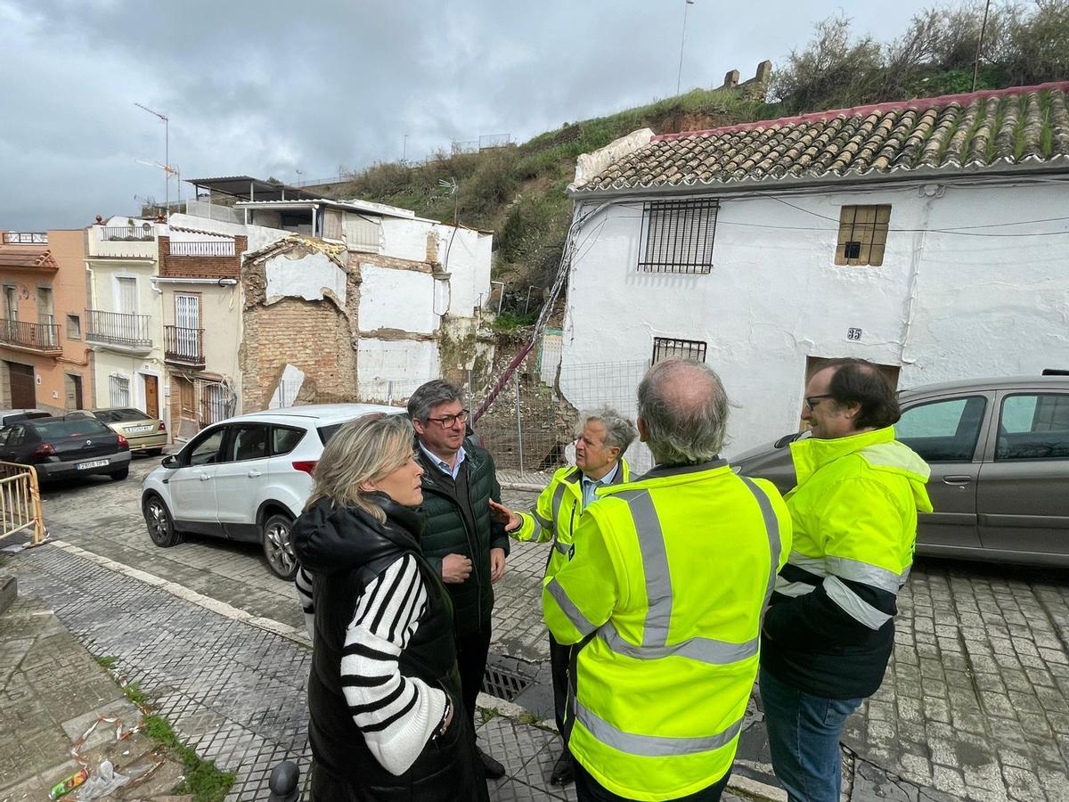 Salvador Fuentes, con el alcalde, concejales y técnicos en el Cerro de los Poetas de Puente Genil.