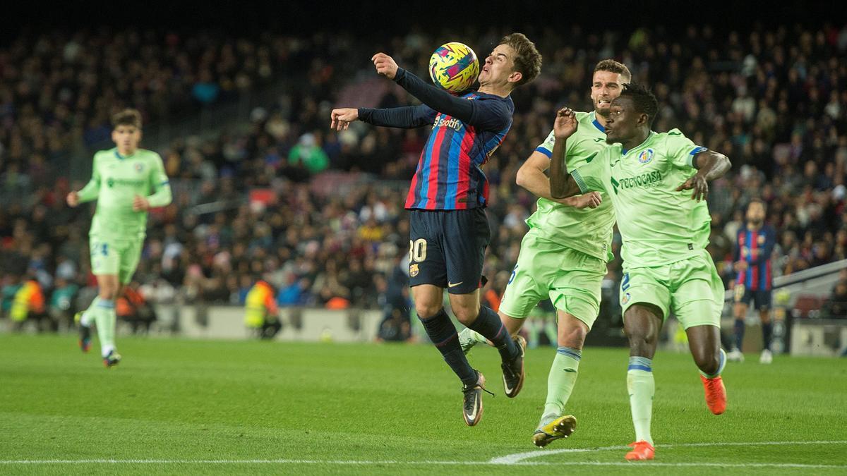 Gavi controla el balón ante Djené en el Barça-Getafe del Camp Nou.