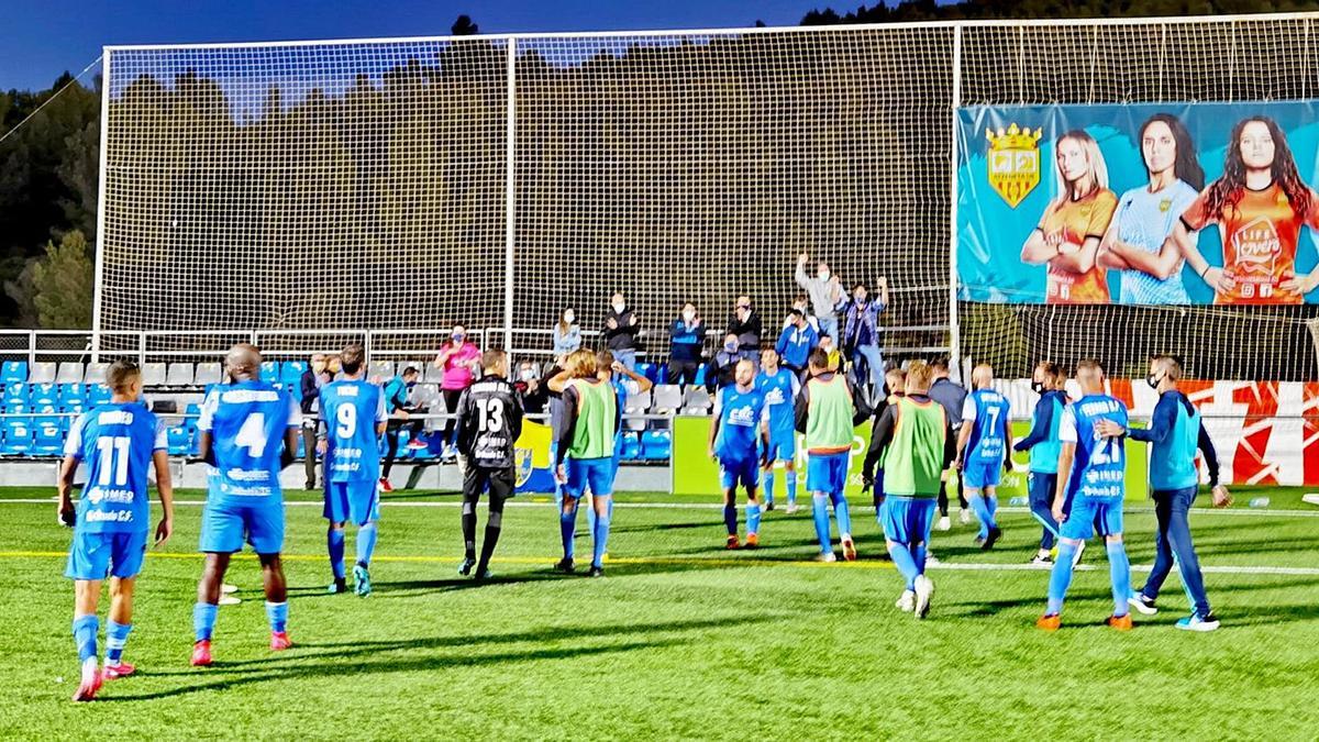 La plantilla del Orihuela celebra el triunfo en Atzeneta con los aficionados que acompañaron al equipo al no ser a puerta cerrada.