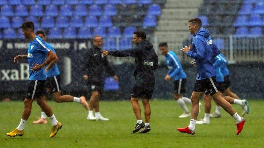 La plantilla se ejercitó este jueves bajo la lluvia