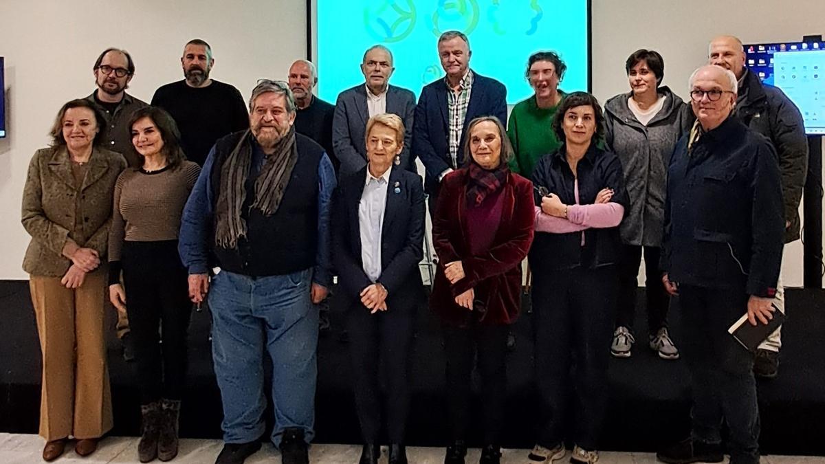 Por la izquierda, detrás, Chus Neira, José Castellano, Pepe Mompeán, José Manuel Ferreira, Rodolfo Sánchez, Mónica Cofiño, Laura Arboleya y Celestino Varela; en primera fila, Otilia Requejo, Yolanda Alonso, Lisardo Lombardía, Pilar Rubiera, Pilar García Cuetos, Zoe López y Jorge Fernández León, posando con motivo de la reunión del Consejo de Capitalidad en el Calatrava.