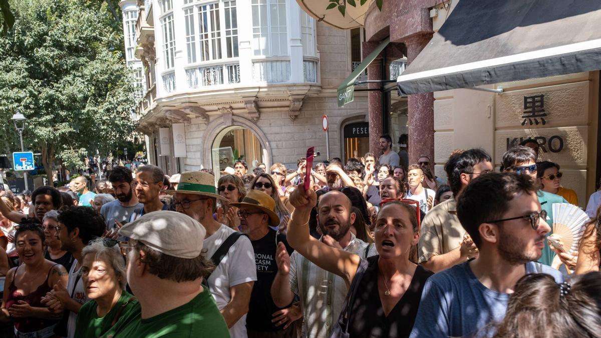 Las imágenes de la concentración para pedir la dimisión de Alfonso Rodríguez como delegado del Gobierno en Baleares por las cargas policiales en la manifestación contra el turismo masivo