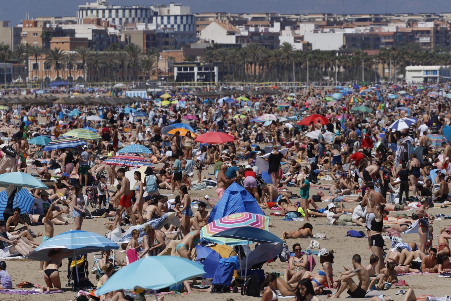 Una nueva jornada de calor llena las playas