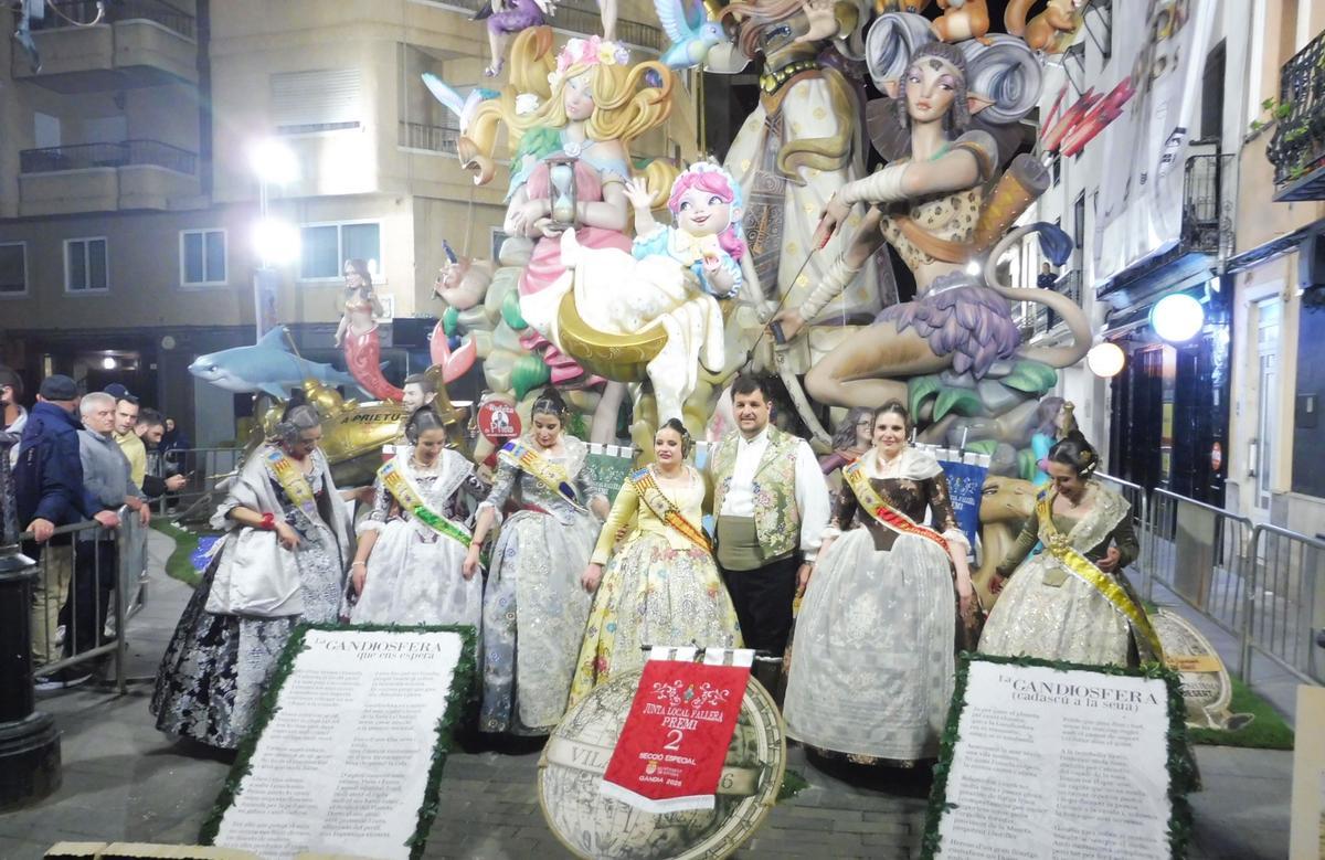 Falleras y presidente con los banderines en la falla mayor.