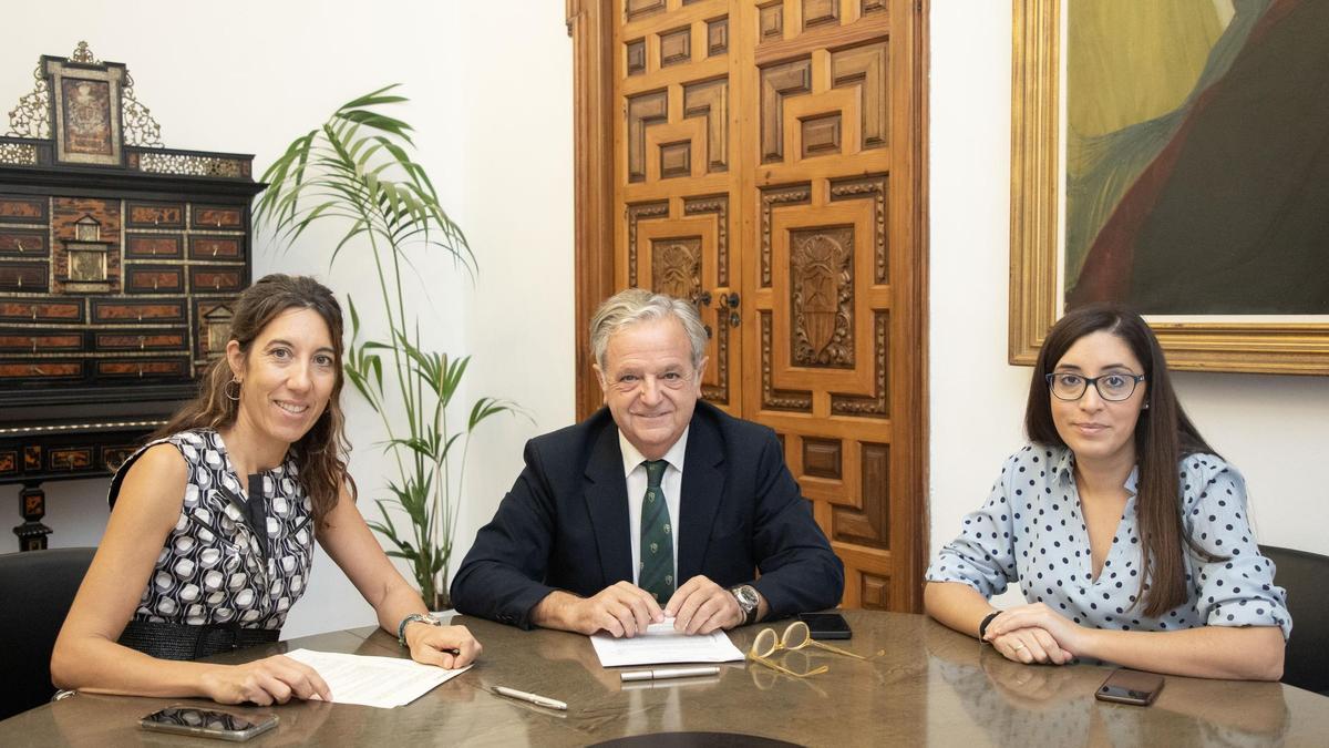Firma préstamos de la Diputación de Córdoba con Cajasur.