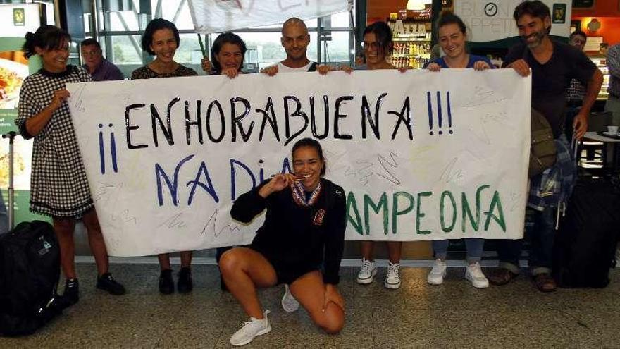 Nadia Iglesias, recibida en el aeropuerto