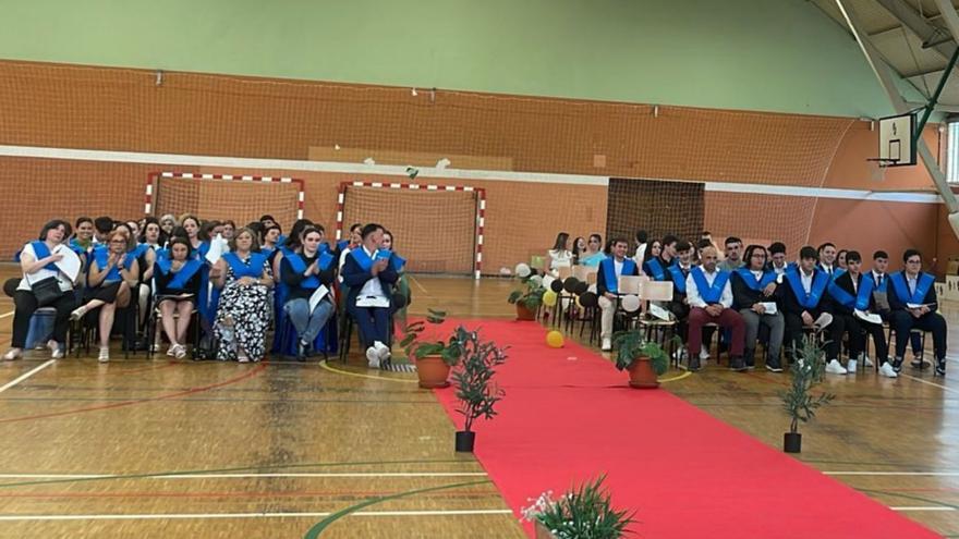 Despedida entre honores del alumnado de bachillerato y FP del Isla de la Deva de Piedras Blancas