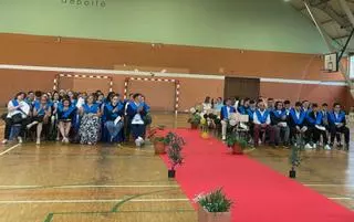 Despedida entre honores del alumnado de bachillerato y FP del Isla de la Deva de Piedras Blancas