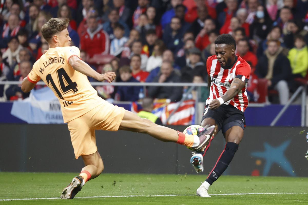 MADRID, 19/02/2023.- El delantero del Athletic Club, Iñaki Williams (d), disputa el balón ante el centrocampista del Atlético de Madrid, Marcos Llorente, durante el encuentro correspondiente a la jornada 22 que disputan hoy domingo en el estadio Metropolitano, en Madrid. EFE / Juan Carlos Hidalgo.