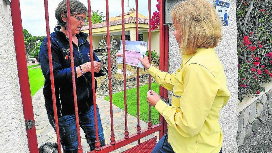 Entrega de correo ayer en una vivienda de la pedanía de Peña de las Águilas.