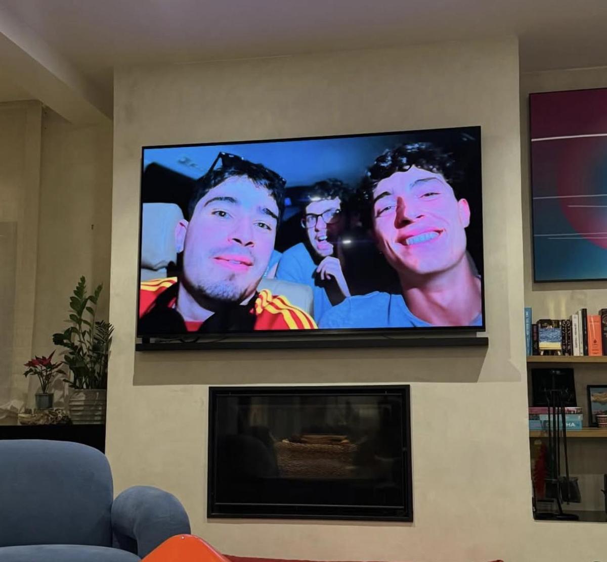 Aitana viendo un vídeo de Plex en el comedor de su casa en Madrid