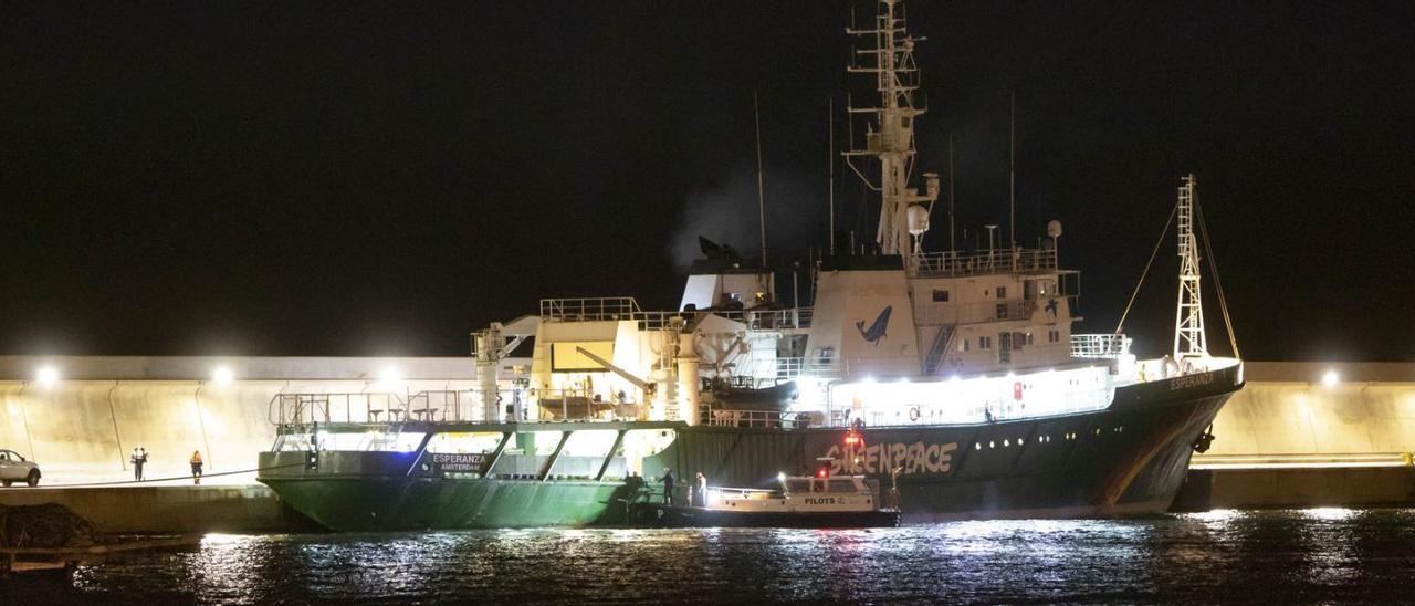El buque de Greenpeace deja Sagunt tras 13 días retenido | DANIEL TORTAJADA