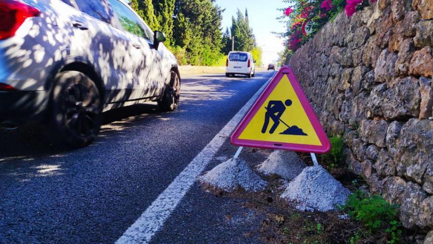 Peligrosas señales de tráfico sujetas con cemento en algunas carreteras de Mallorca