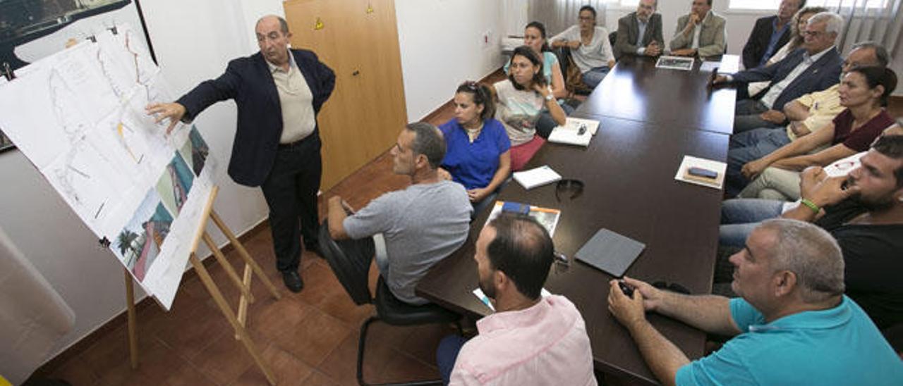 El director de la Autoridad Portuaria, Salvador Capella, explica a las autoridades y asistentes los proyectos marítimos para Puerto del Rosario.