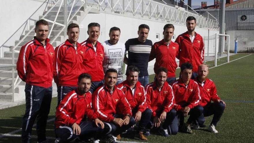 Los entrenadores, con los directivos Sito Fernández y José García. // Santos Álvarez