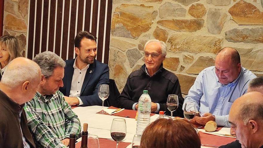 Sabino López entre el alcalde de Vegadeo y el presidente del PP, Álvaro Queipo, invitado de enero de 2024.