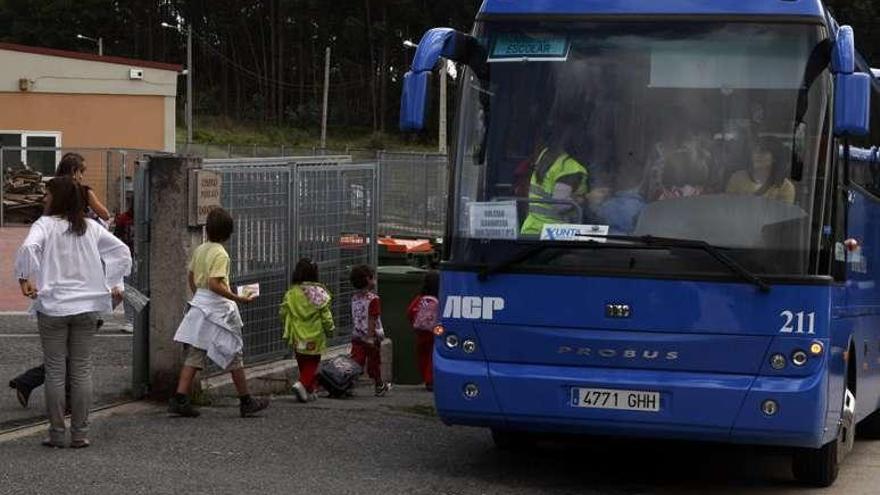 Imagen de un bus escolar en A Rabadeira.