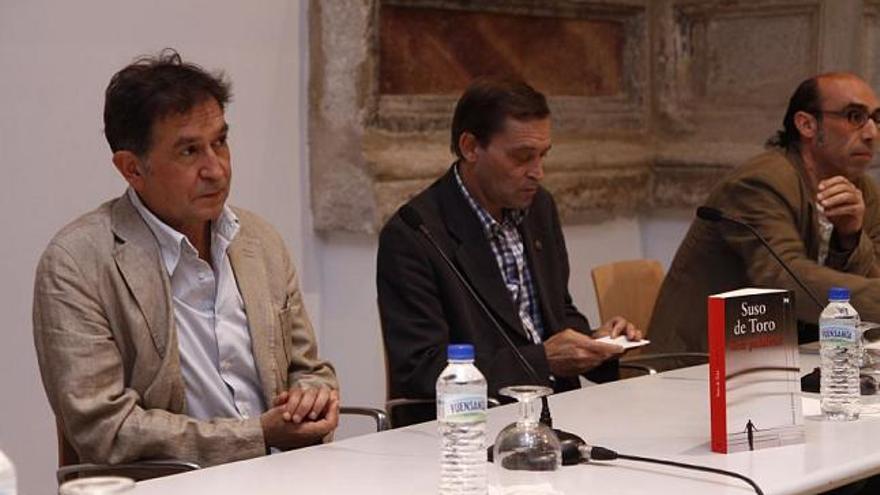 El autor Suso de Toro, el director del «Florián de Ocampo», Pedro García y el poeta Juan Manuel Rodríguez Tobal.