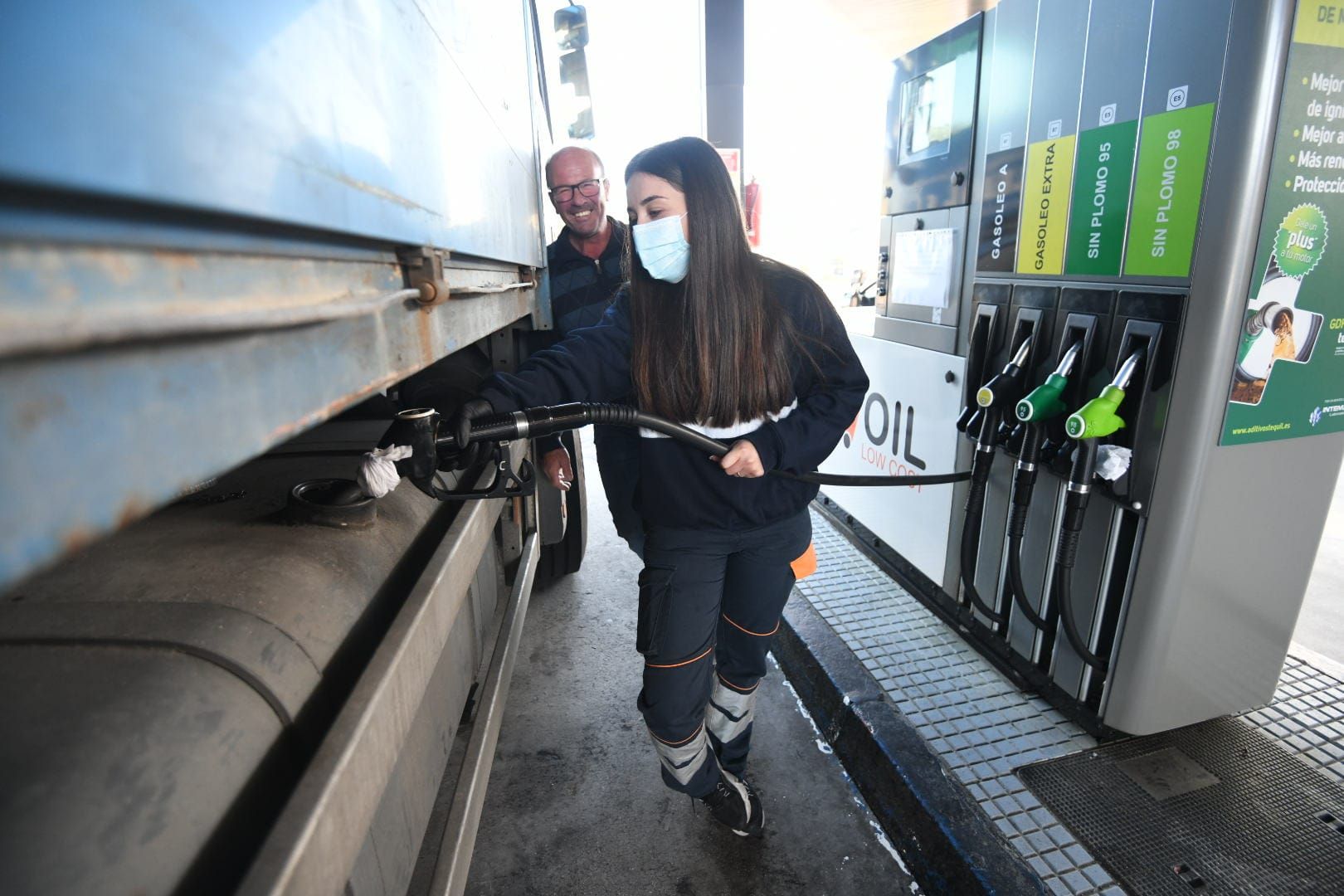 Colas en las gasolineras el primer día del bono al combustible