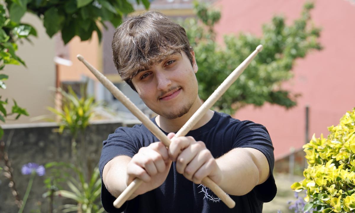 El joven baterista Mateo Gallego con sus baquetas desgastadas.