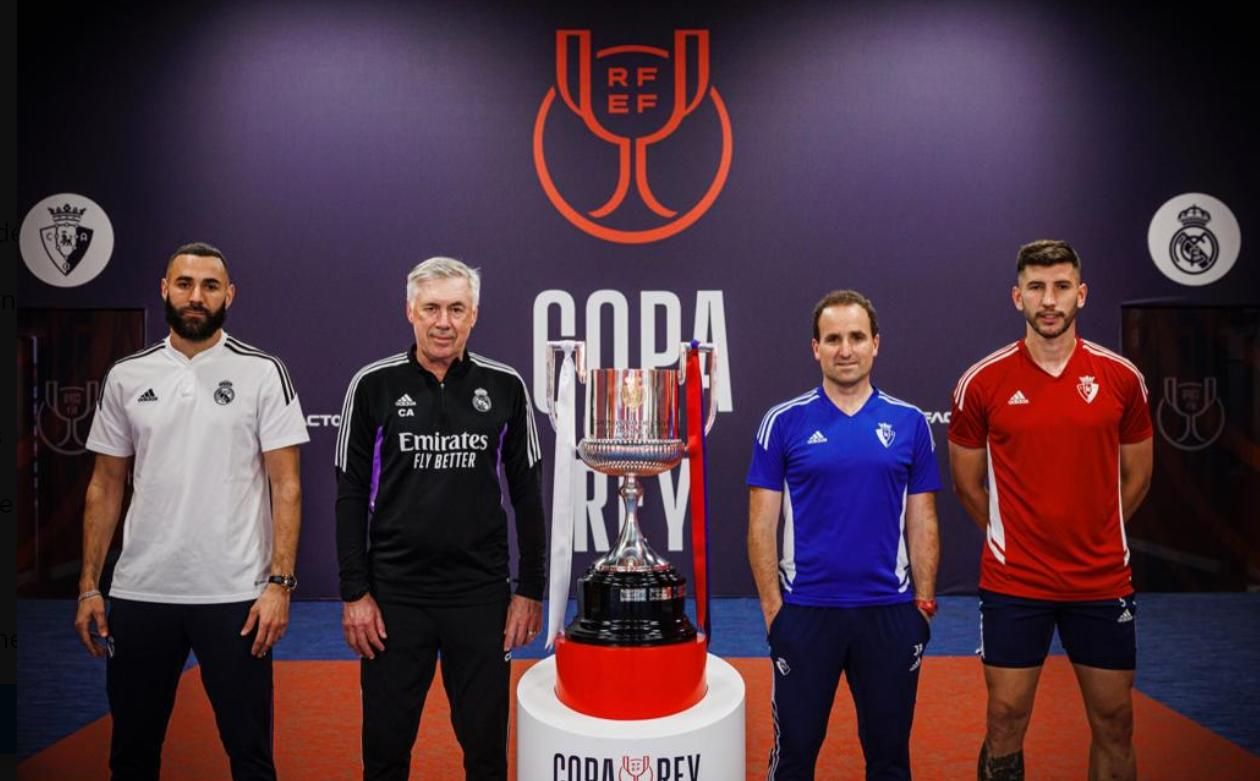 Benzema, Ancelotti, Arrasate y David García posan en la foto con la Copa.