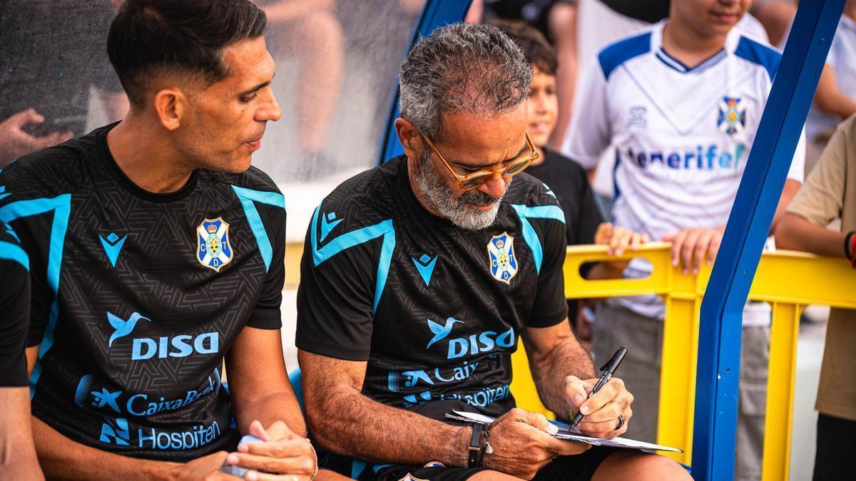 Álvaro Cervera toma notas durante un partido del CD Tenerife.