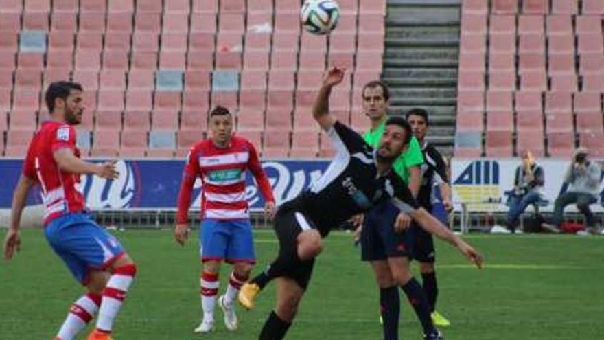 Iosu Villar, en acción, durante el encuentro de ayer.