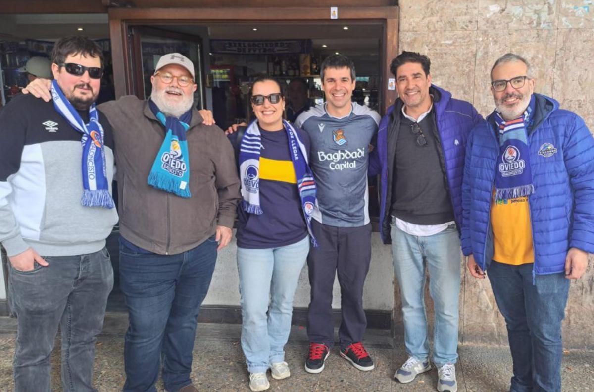 Aficionados del Oviedo Baloncesto, en las inmediaciones del Gasca. | A. L.