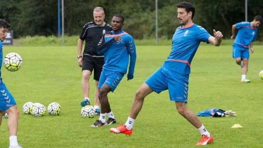 Toché, a la derecha, ayer en El Requexón, junto a Omgba, el segundo entrenador del Oviedo Carlos María Rodríguez y Borja Valle, con el balón.