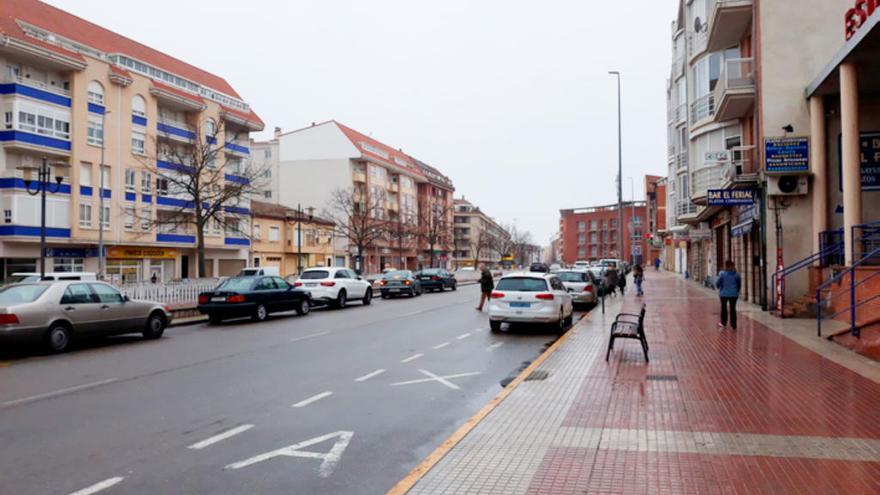 Vehículos estacionados en la avenida El Ferial de Benavente.