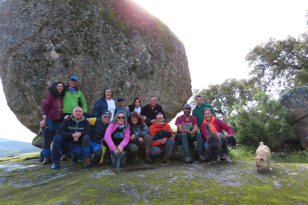 Allegados de José Luis Fuentes, 'Churu', en el monte Valcorchero de Plasencia.