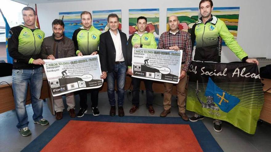 Jorge Suárez, en el centro, junto a los organizadores de la marcha solidaria.