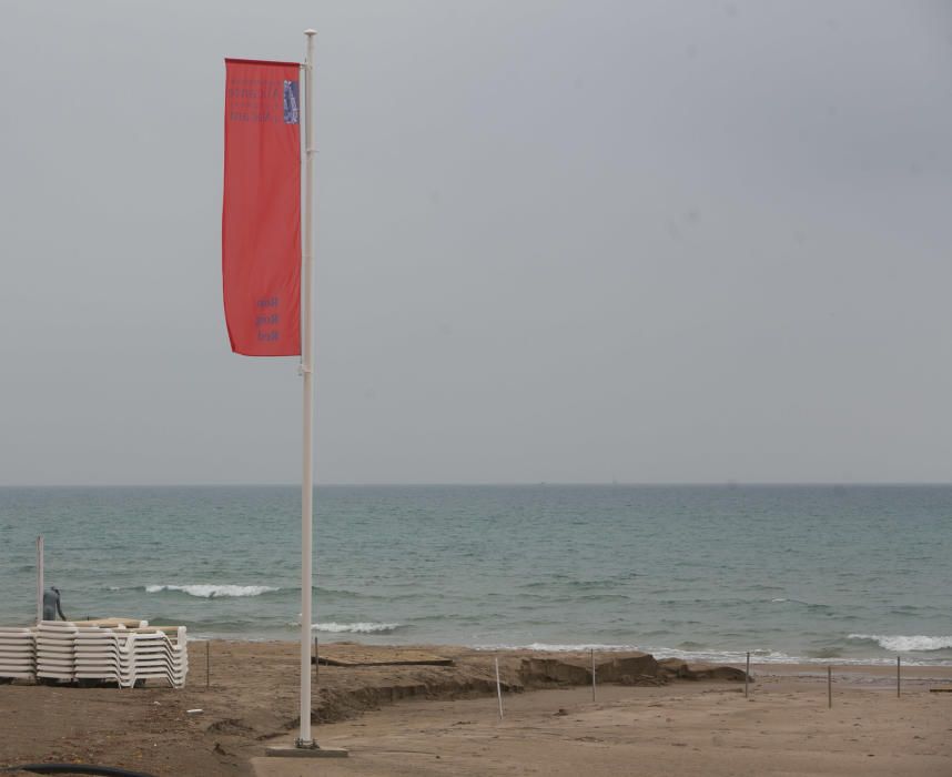 Imágenes de la playa de San Juan, donde la lluvia ha ocasionado serios daños en el arenal y el paseo peatonal.