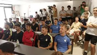 La plantilla del Mallorca arropa a Javier Aguirre en su última rueda de prensa en la isla