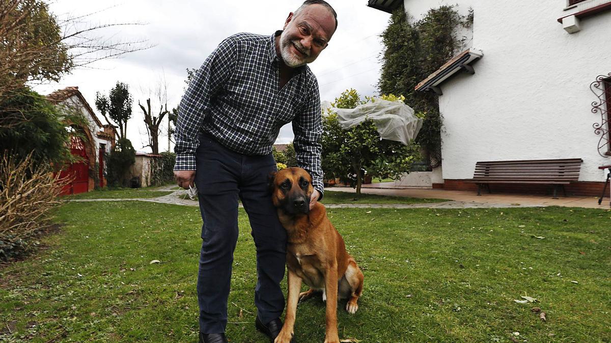 Sobre estas líneas, José María Asensi, en su casa de Fonciello (Llanera) con su perro “Boss”. A la izquierda, el neurólogo escribiendo en su blog. |  | LUISMA MURIAS