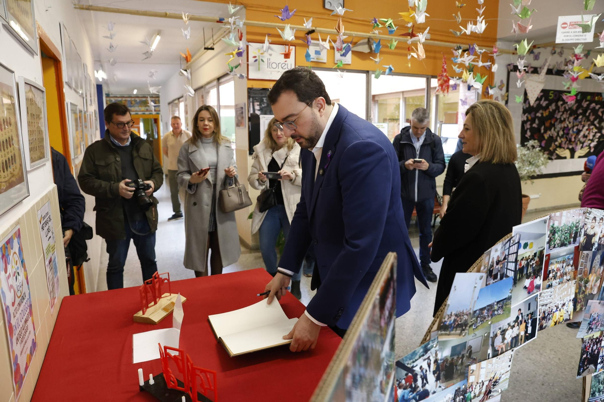 La visita de Adrián Barbón al colegio Lloréu, en Gijón