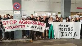 Centenares de sanitarios y personal de vigilancia reclaman más seguridad en el CHUAC tras la agresión de un paciente a un enfermero y un vigilante