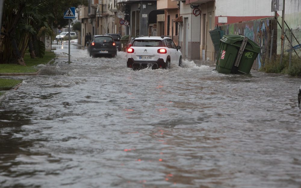 La lluvia inunda algunas zonas del Port de Sagunt.