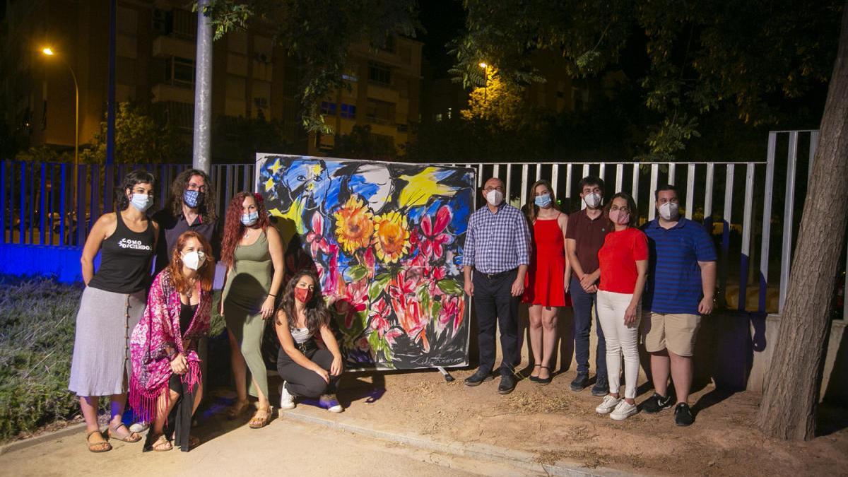 Los jóvenes artistas junto a representantes del Ayuntamiento.