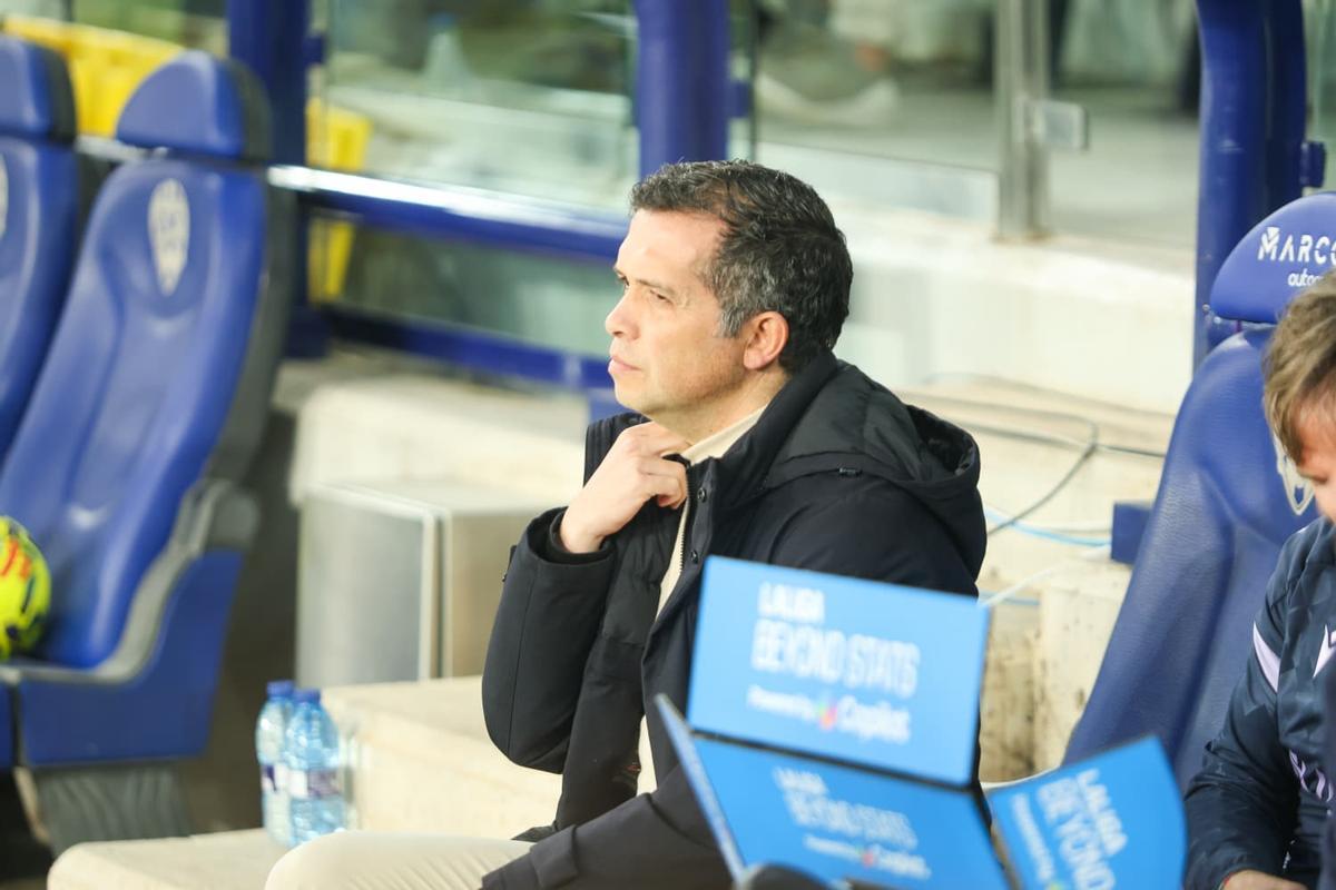 Luís Castro en el banquillo del Ciutat de València