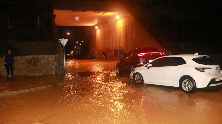 Les fortes pluges obliguen a tallar vies de tren i carreteres a Tarragona
