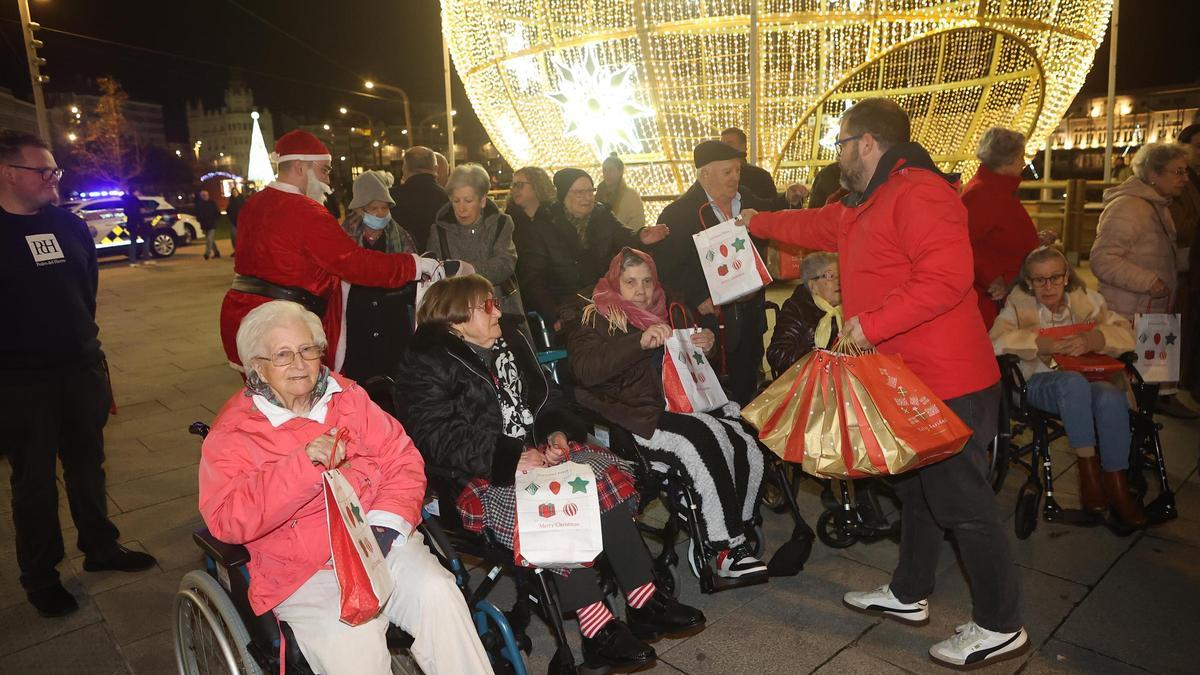 Residentes en Padre Rubinos disfrutan de la Navidad en taxi