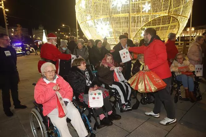 Residentes en Padre Rubinos disfrutan de la Navidad en taxi