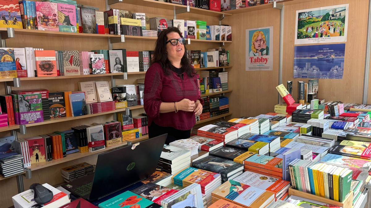 Arantxa, gerente de la librería Muixeranga de Paiporta, en la Fira del Llibre el jueves.