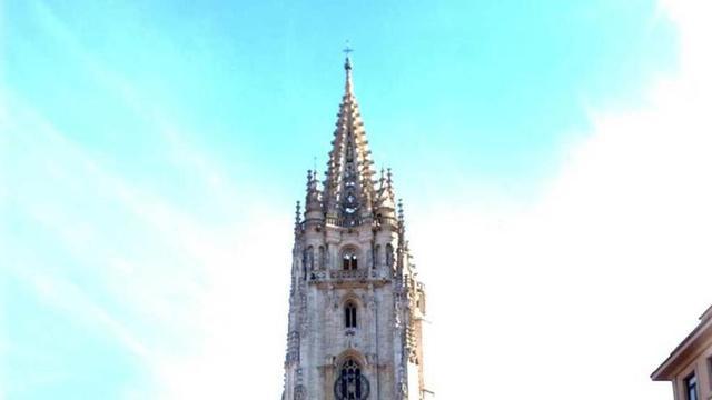 Patxi Mangado, frente a la catedral de Oviedo.