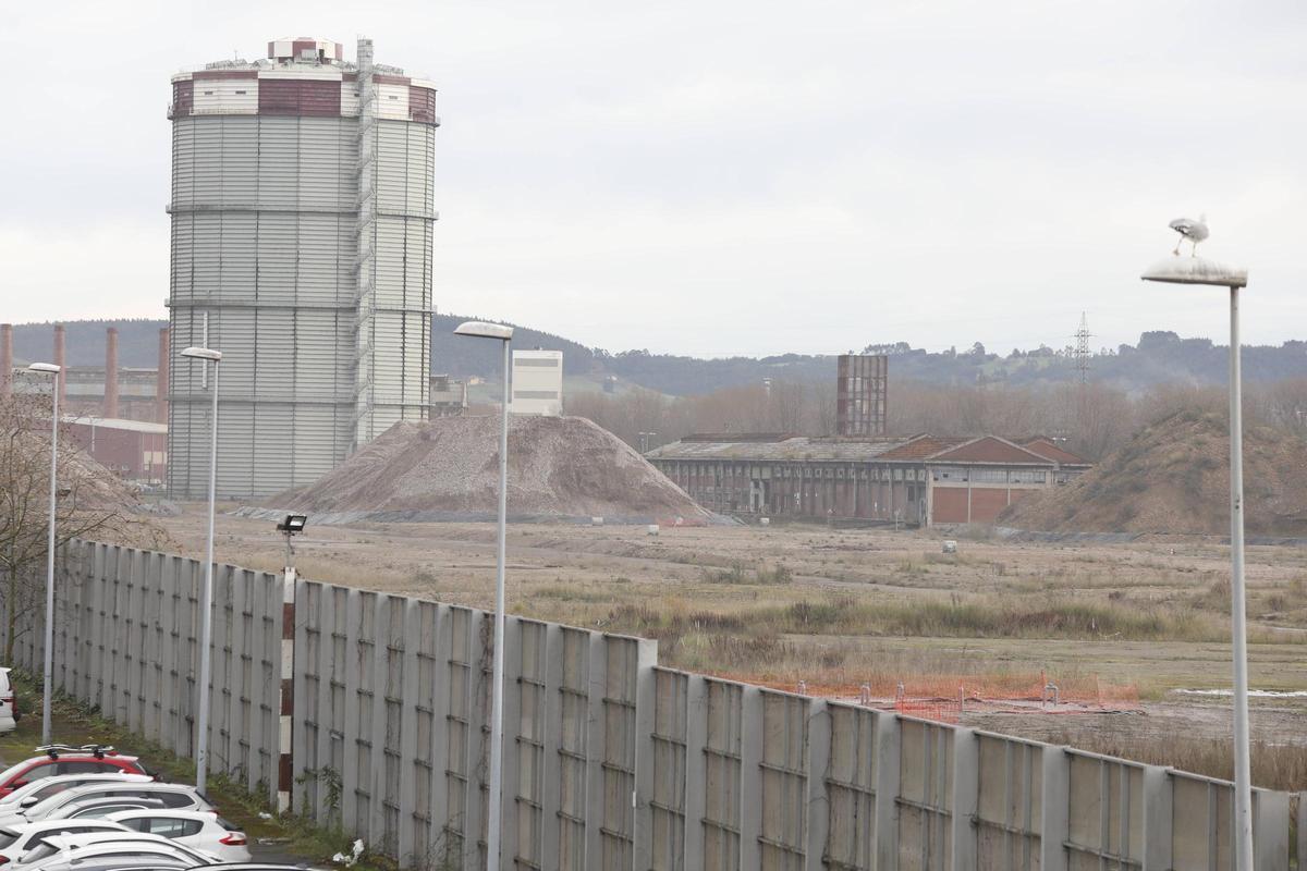 Terrenos de baterías en Avilés, donde Indra planea ubicar un gran complejo.
